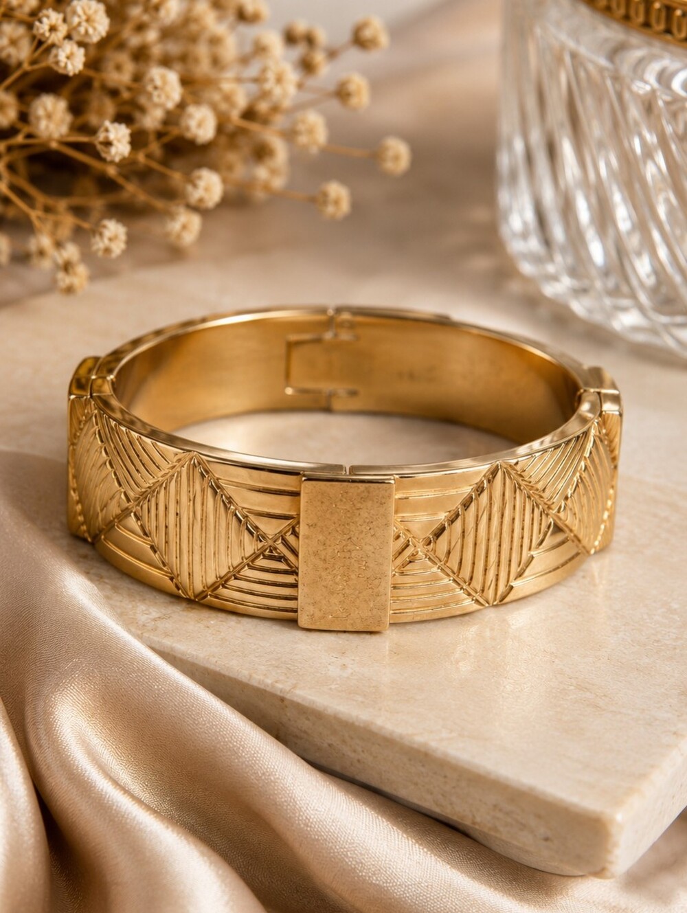 Kate Spade New York Gold-Tone Hinged Bangle Bracelet – Style KB916 - Picture 1 of 9